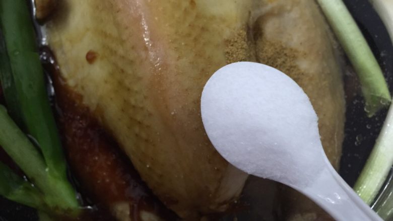 卤鸡,放盐调味,大火烧开转中火煮40分钟