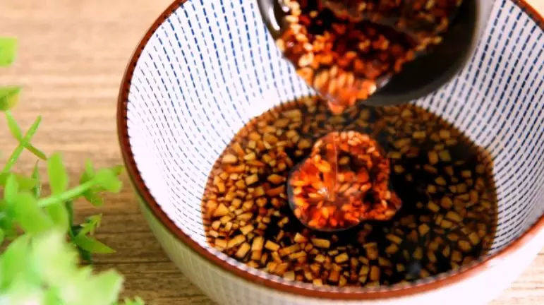 爽口凉拌菜 蛤蜊拌黄瓜 好吃到停不住口,.碗中倒入姜末、盐、糖、醋、生抽、香油、红油,拌匀