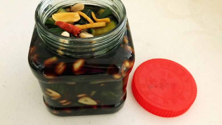 爽口小菜 黄瓜酱豆,把调好的黄瓜酱豆装入瓶中,加入1勺60度白酒