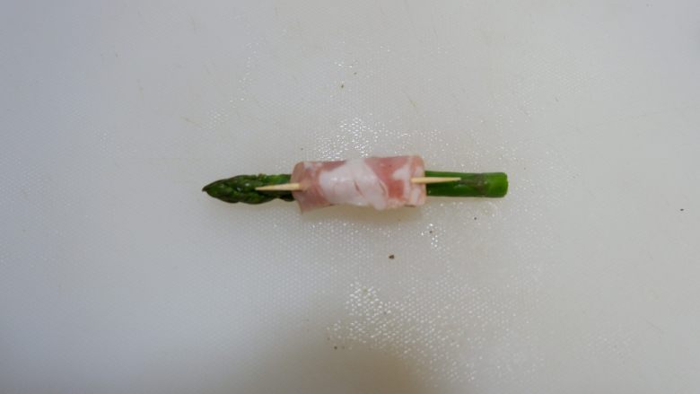 培根芦笋卷,将腌制好的芦笋用培根包裹好,用牙签固定