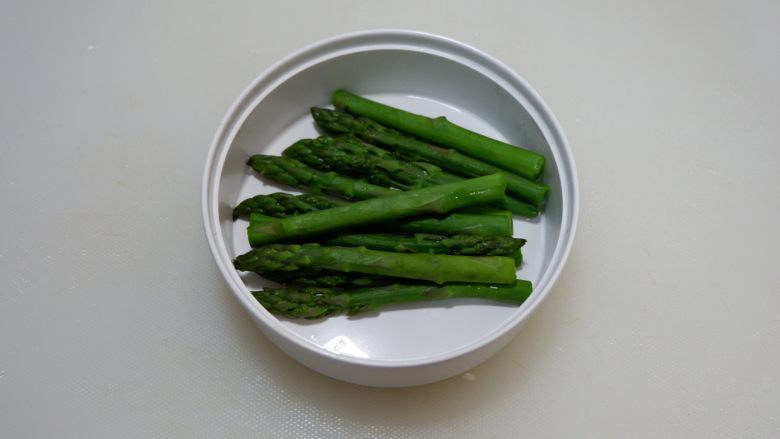 培根芦笋卷,捞出沥干水放入容器