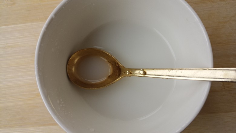 玉米火腿肠蛋茸汤,搅拌均匀,调成水淀粉
