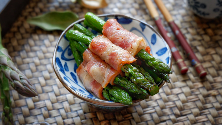培根芦笋卷,装盘后,可以在少许黑胡椒增加口味