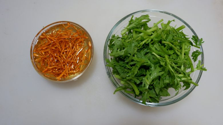 虫草花炒茼蒿,茼蒿切成小段,虫草花用温水浸泡10分钟。