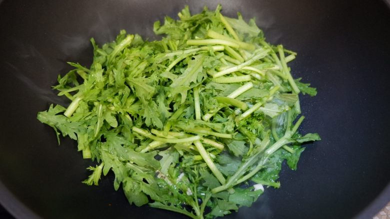 虫草花炒茼蒿,加入茼蒿