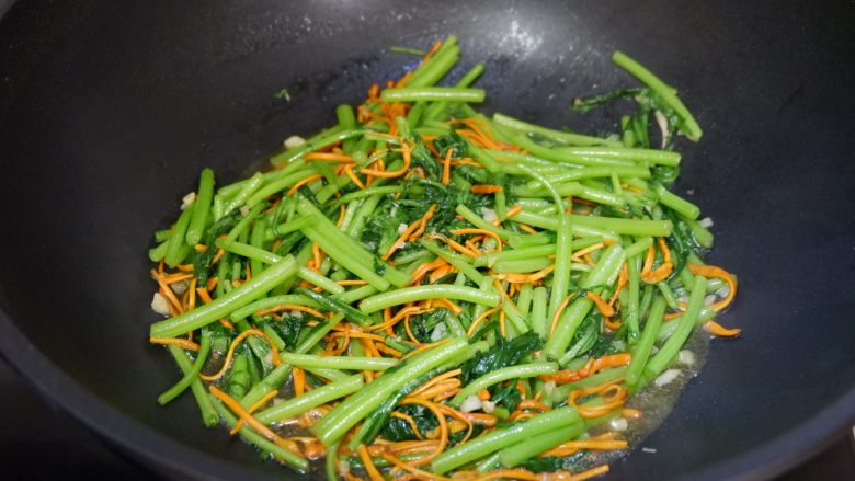 虫草花炒茼蒿,翻炒均匀即可