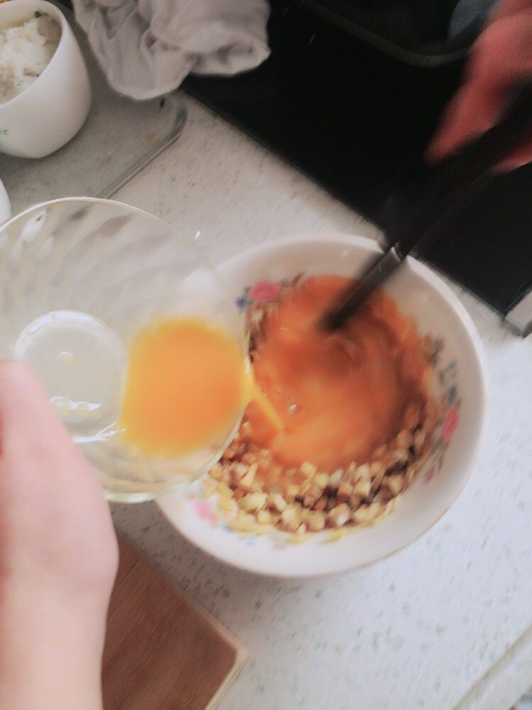 家常做法~笋尖蒸蛋,将蛋液倒入碗中,一边倒一边搅拌,要向一个方向搅拌