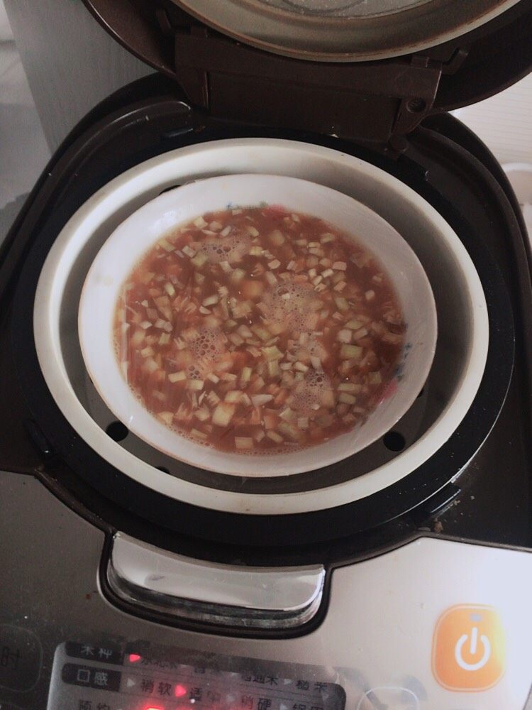家常做法~笋尖蒸蛋,包上保鲜膜放入蒸架上开始蒸