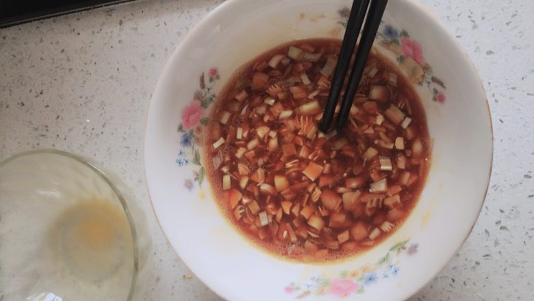 家常做法~笋尖蒸蛋,搅拌后如图所示