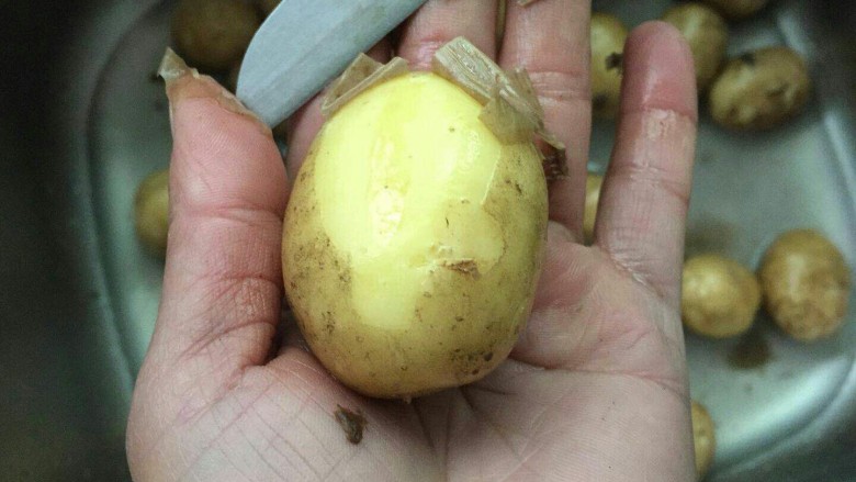 葱煸小土豆,用刀子轻轻一刮皮就掉了