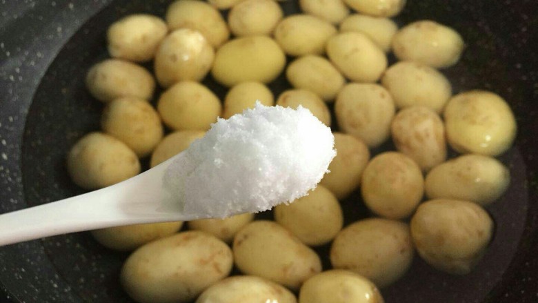 葱煸小土豆,冷水放锅里加一勺盐煮
