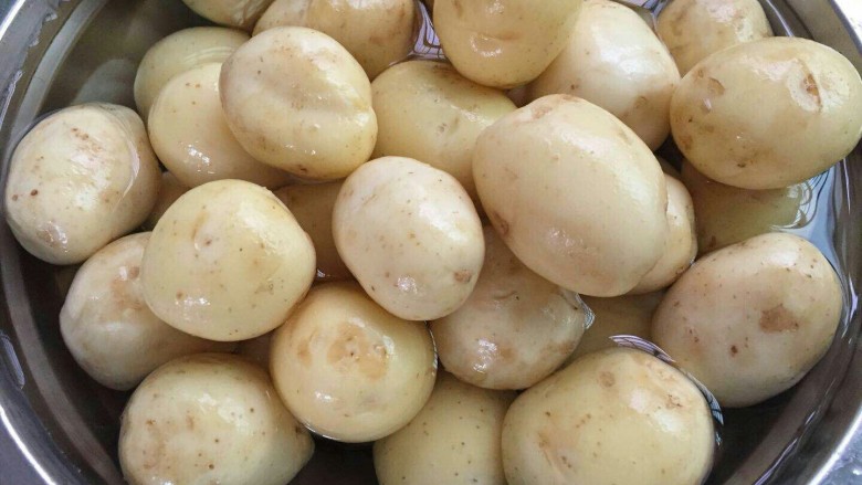 葱煸小土豆,刮好洗干净
