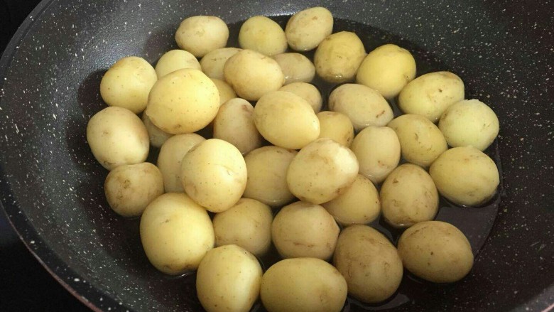 葱煸小土豆,煮熟捞起来