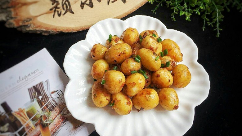 葱煸小土豆,粉粉糯糯的，香香的葱香味一口一个