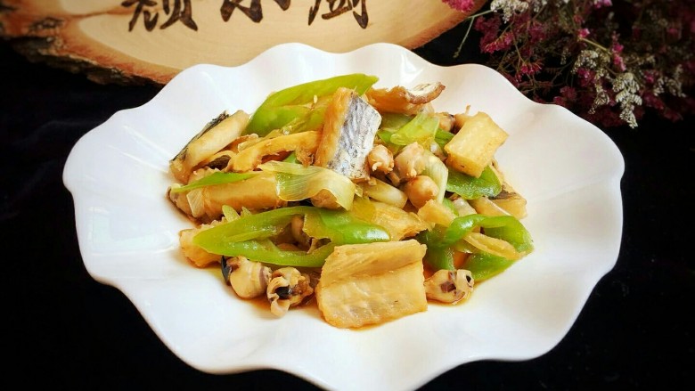 酸辣鳗鱼鲞,买鳗鱼不要太干的,半干的就可以,太干咬不动