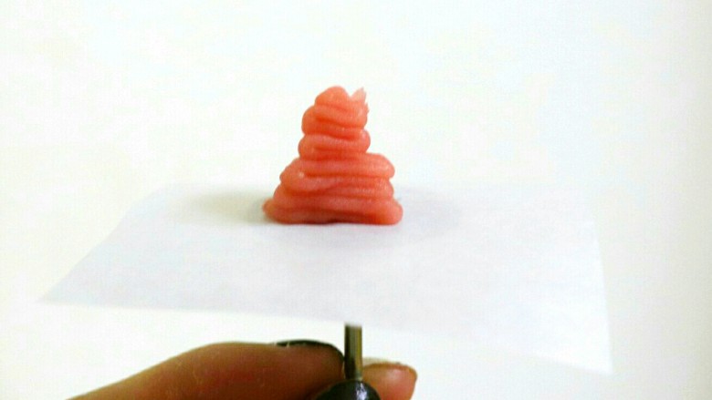 韩式裱花蔓越莓烟囱包,把豆沙分三份,分别加入粉色色素,紫色色素和绿色色素,拌匀。先做玫瑰花🌹裱花首先用104裱花嘴横向折叠打一个底座在裱花纸上。