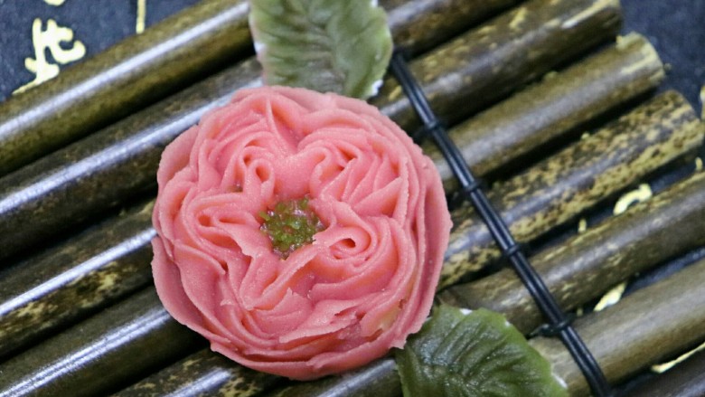 韩式裱花蔓越莓烟囱包,绿叶也是用104花嘴,画圈的方式转一圈。