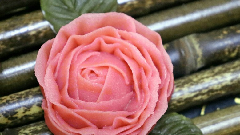 韩式裱花蔓越莓烟囱包,如果想要自然点的褶皱玫瑰,可以抖动着裱花袋,就可以出现如图的花纹褶皱