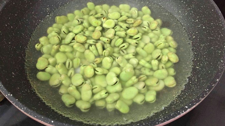 葱香蚕豆,冷水放锅里煮,加一勺盐煮熟捞起来
