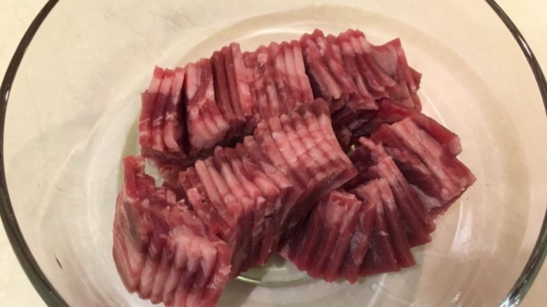 炙烧雪花牛,牛肉片放进大碗,稍稍拨开些