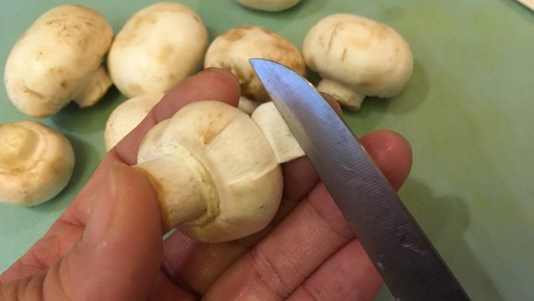 炙烧雪花牛,然后…用小刀沿着蕈菇头边缘,轻轻的剥去外皮……(我有强迫症…)