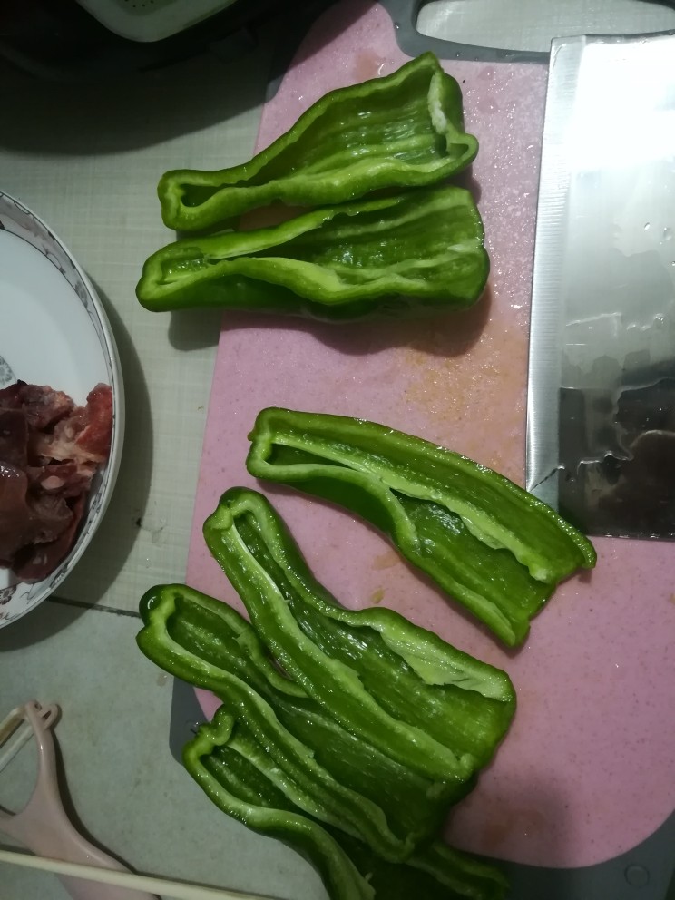 胡萝卜青椒炒猪心,作为不吃辣的,洗干净青椒,去籽,去白瓤