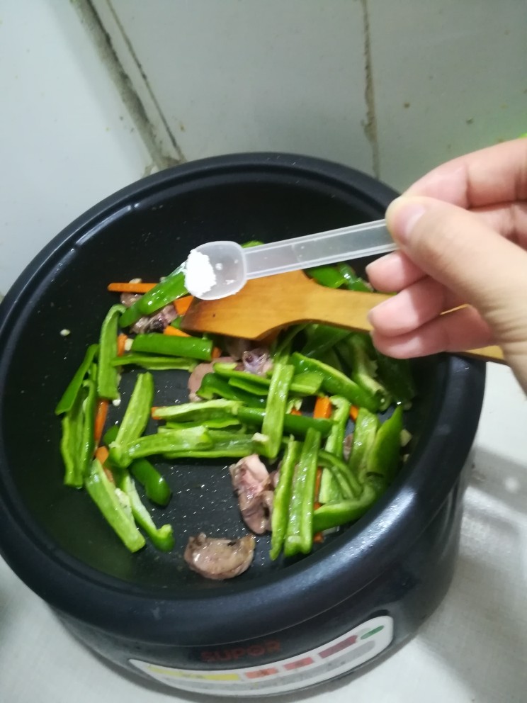 胡萝卜青椒炒猪心,加盐,炒