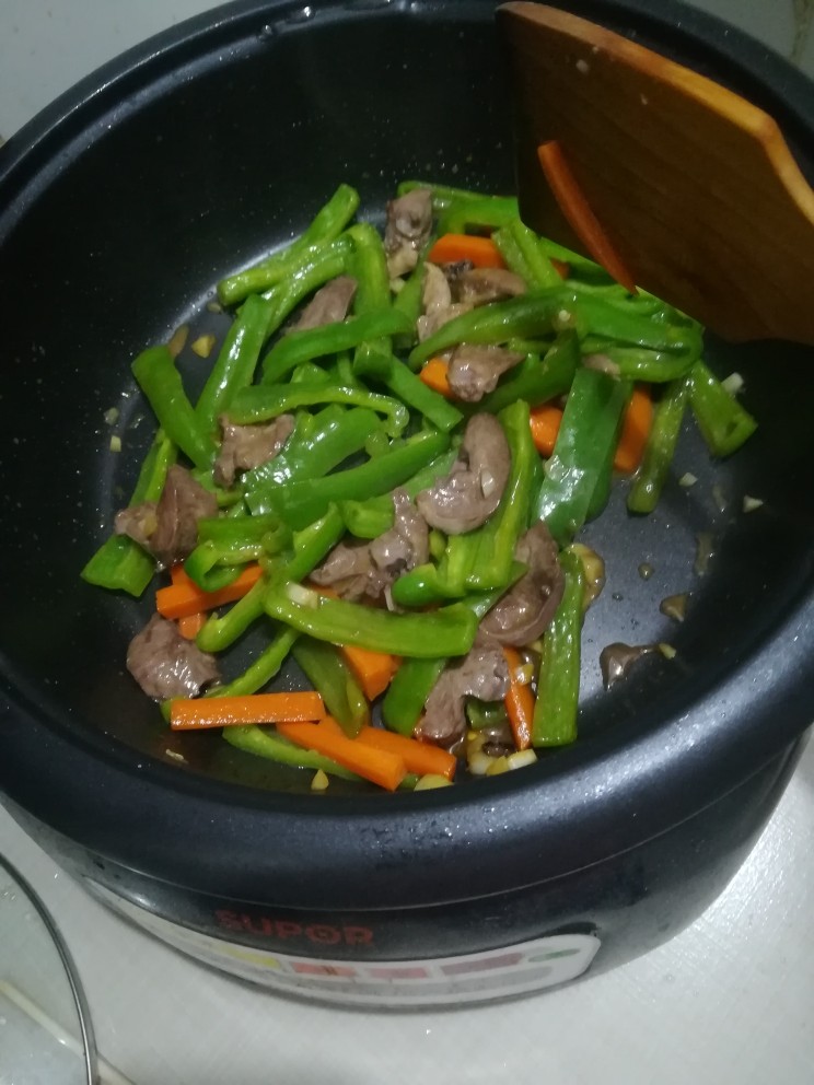 胡萝卜青椒炒猪心,加点酱油,起锅