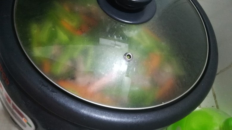 胡萝卜青椒炒猪心,盖上盖子,因为我的锅不够火候