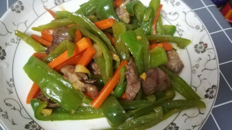 胡萝卜青椒炒猪心,我装了饭再起锅的,菜青椒有点黄了,不过还是好好吃