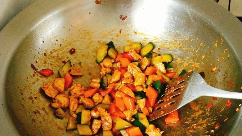 豆瓣鸡肉丁,胡萝卜熟后放入彩椒翻炒,加入几块黄瓜丁点缀颜色,淋入芡粉后大火收汁儿即可