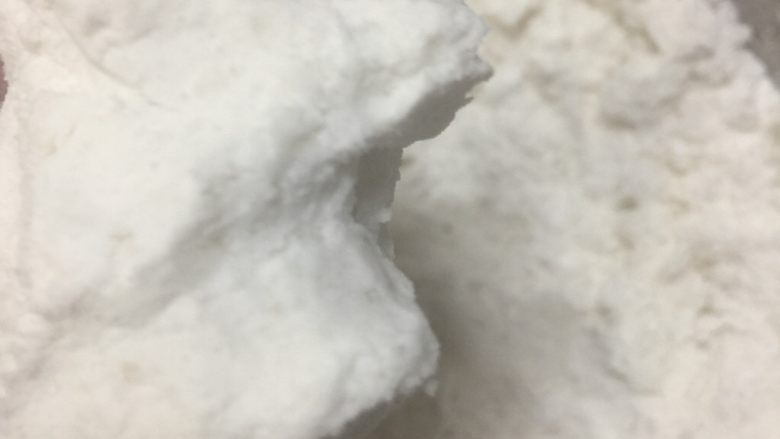 黑芝麻米糕,混合后倒入少许水、慢慢一点点的加、一边加水一边用手捏使粉湿润、但不要湿透哦,直至抓起一把粉合起来不散开这样的湿度就行了
