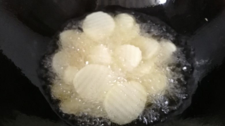 香爆土豆片,锅中倒入适量油烧至六七成热,下入土豆片开始炸