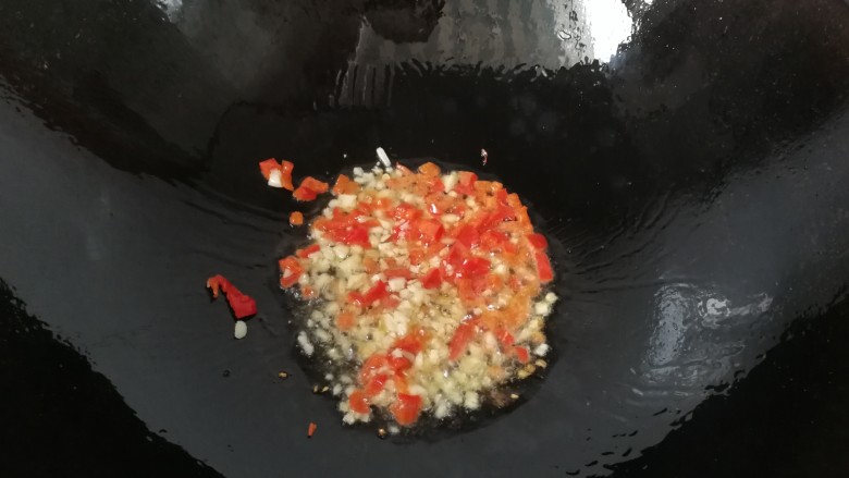 香爆土豆片,锅中留少许底油,下入蒜末和红椒碎煸香