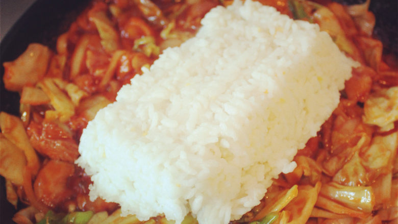韩式辣炒芝士鸡排饭,然后把<a style='color:red;display:inline-block;' href='/shicai/ 61855'>马苏里拉芝士</a>均匀的洒在上面，加盖小火焖10分钟左右，等到芝士全部化开即可，吃的时候上面铺上<a style='color:red;display:inline-block;' href='/shicai/ 279'>海苔</a>装饰