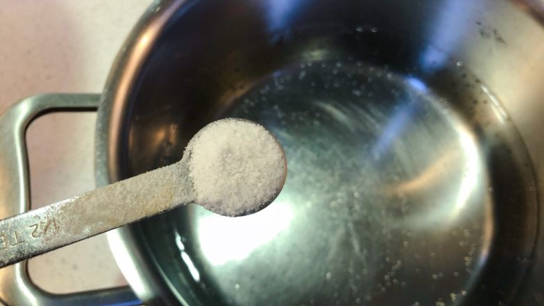 蒜蓉爆苋菜,取一汤锅,加入清水煮沸。
加入两勺盐(盐可以下多些)