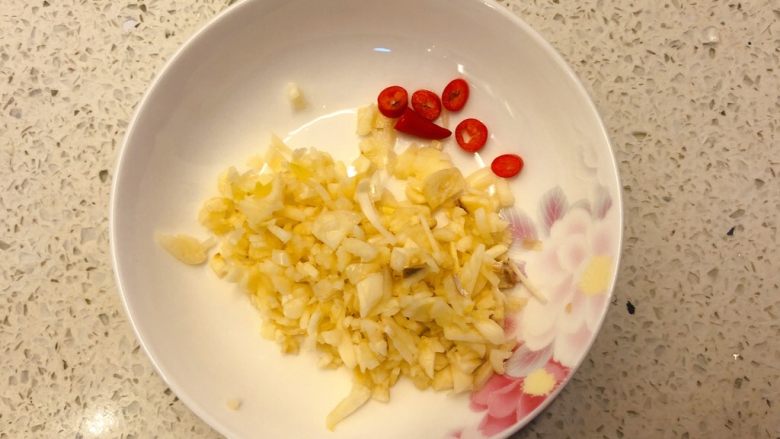蒜蓉爆苋菜,为了颜色好看,我切了几段小辣椒。