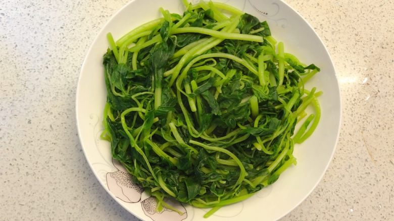 蒜蓉爆苋菜,捞起装盘。(此时苋菜已有咸味)