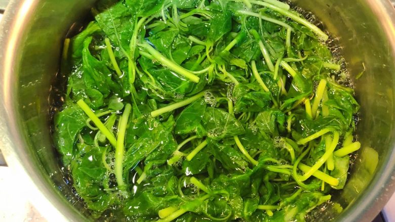 蒜蓉爆苋菜,洗净的苋菜加入沸水中,煮5分钟。