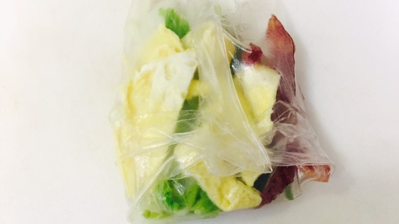 越南春卷,先包起靠自己最近的那边春卷皮,再分别包起左右两边