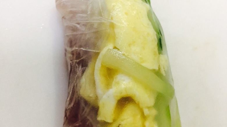 越南春卷,最后包起离自己最远的那边,封口