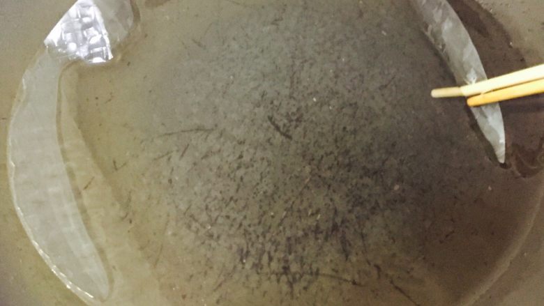 越南春卷,越南春卷皮放温水浸泡5秒后取出