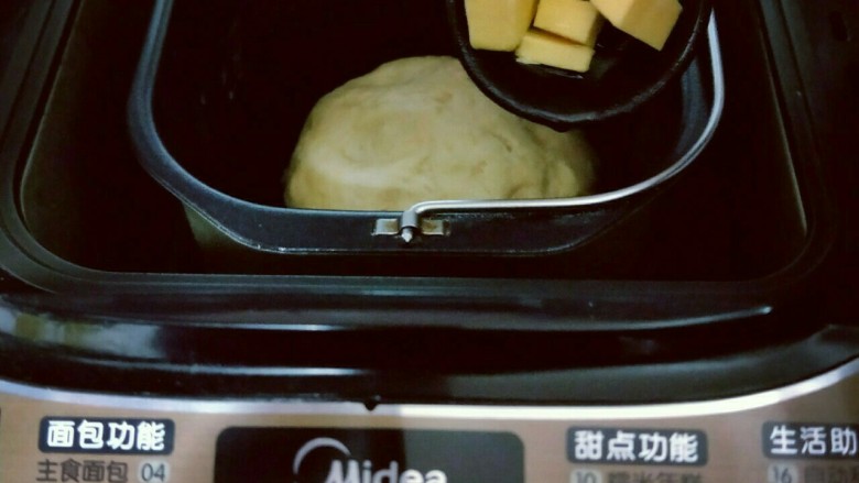 宝宝最爱&香肠面包,这时把黄油称重切小块,室温软化。20分钟后面团处于扩展阶段,这时加入室温软化的黄油。(室温自然软化)
