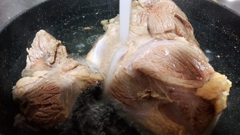 减肥食谱-酱牛肉,无糖无水,煮过的牛肉直接用冷水冲,把泡沫冲干净就行