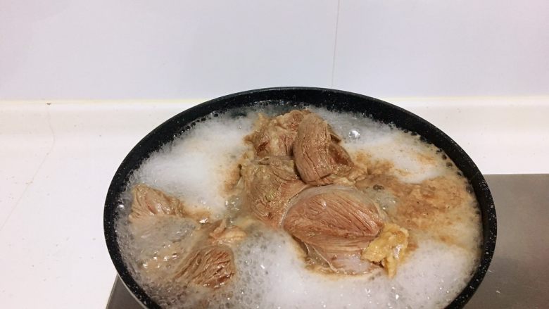 减肥食谱-酱牛肉,无糖无水,有了泡沫之后再煮两分钟