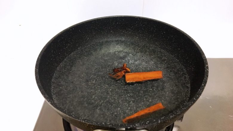 减肥食谱-酱牛肉,无糖无水,锅里放调料,这次花椒大料炖肉的那种料,这里不讲究,随意,目的是为了等水开,把牛肉,煮个两分钟