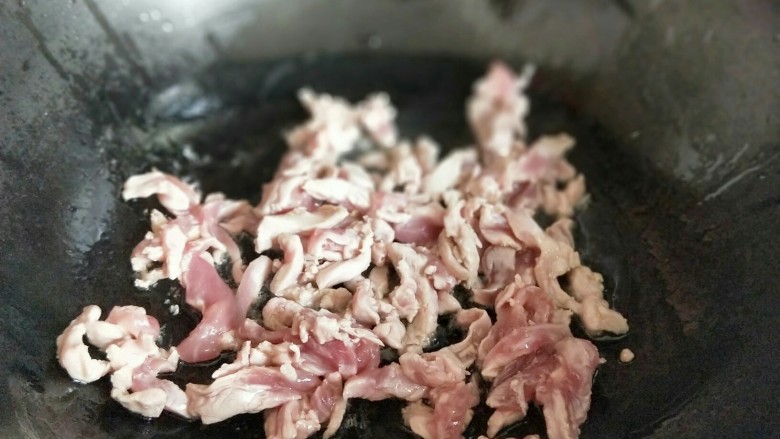 #劳动最光荣#青椒肉丝打卤面,起油锅,加入切好的肉丝煸炒。