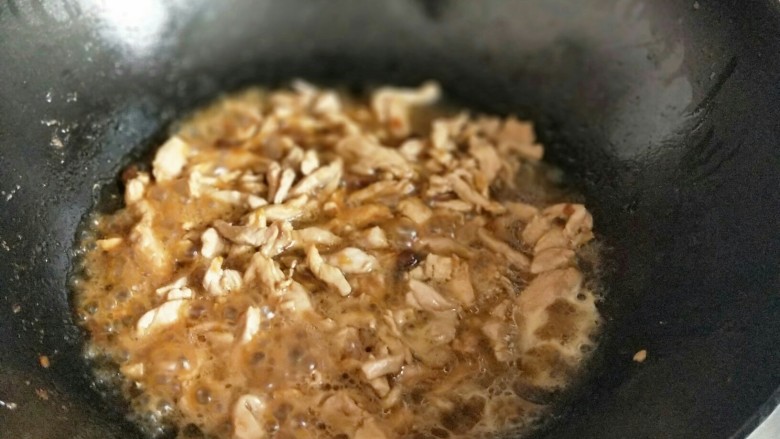 #劳动最光荣#青椒肉丝打卤面,加入清水,小火酱肉丝烧熟。