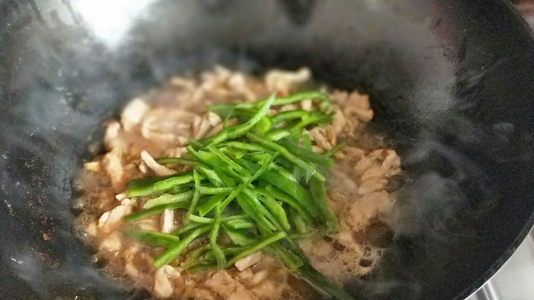 #劳动最光荣#青椒肉丝打卤面,加入切好的青椒丝,翻炒。