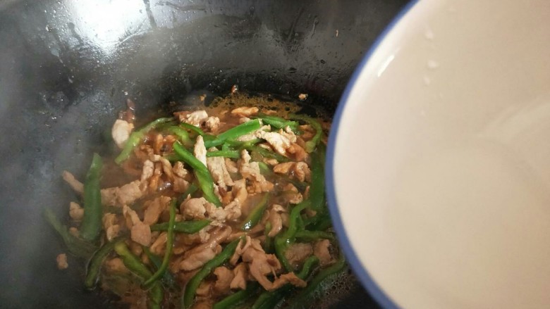 #劳动最光荣#青椒肉丝打卤面,加入淀粉,快速翻炒关火出锅。(淀粉用水化开)